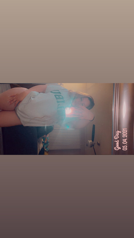 Naakte gelekte OnlyFans-foto van Aria M