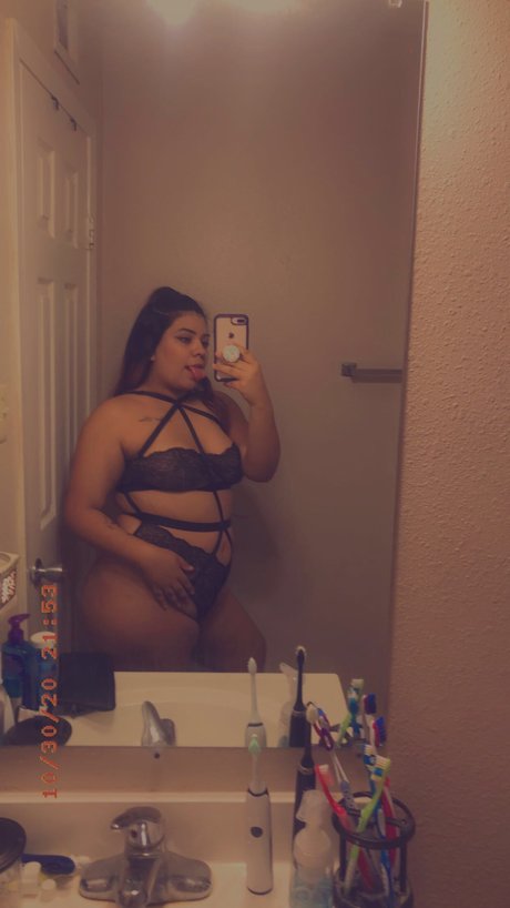 Naakte gelekte OnlyFans-foto van Renaa