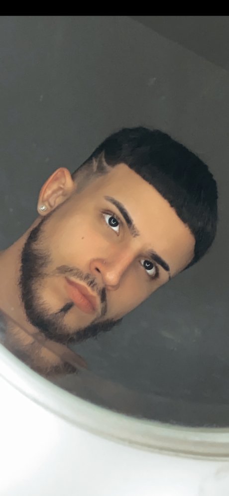 Naakte gelekte OnlyFans-foto van Mlboii