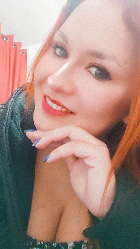 Naakte gelekte OnlyFans-foto van Carolinitis