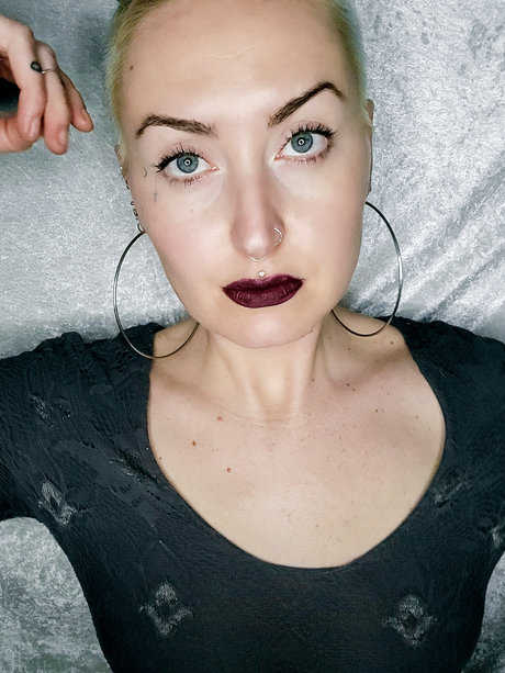 Naakte gelekte OnlyFans-foto van Domina Sasha Beverly