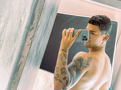 Naakte gelekte OnlyFans-foto van Italo Montteiro
