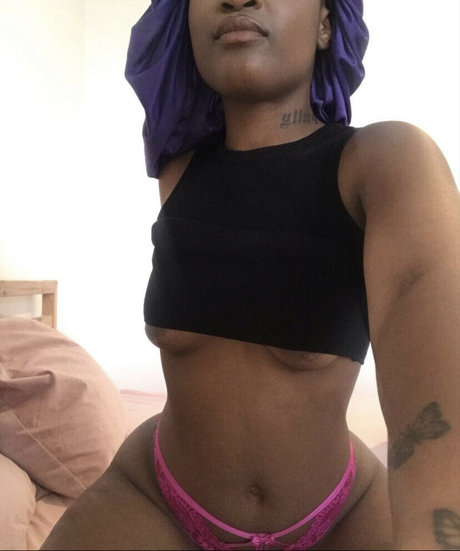 Naakte gelekte OnlyFans-foto van Mellaa Baby