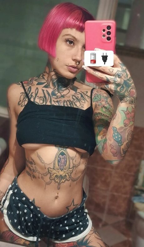 Naakte gelekte OnlyFans-foto van Pink Suicide