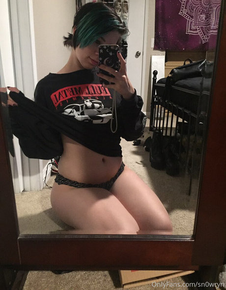 Naakte gelekte OnlyFans-foto van Sn0wryn