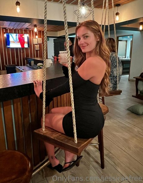 Naakte gelekte OnlyFans-foto van Jessiraefree