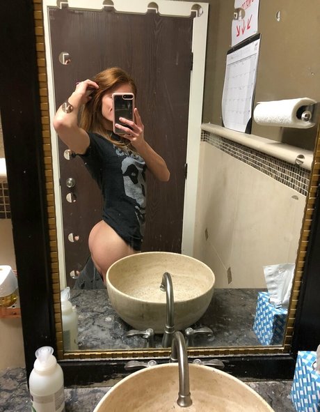 Naakte gelekte OnlyFans-foto van Jessiraefree
