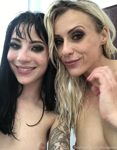 Naakte gelekte OnlyFans-foto van Gothcharlotte
