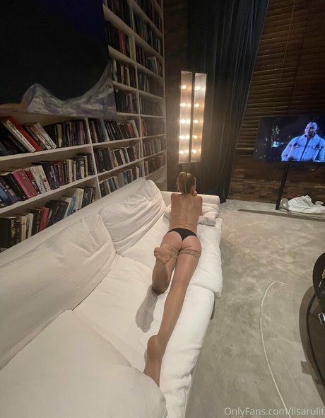 Naakte gelekte OnlyFans-foto van Lisa Rulit
