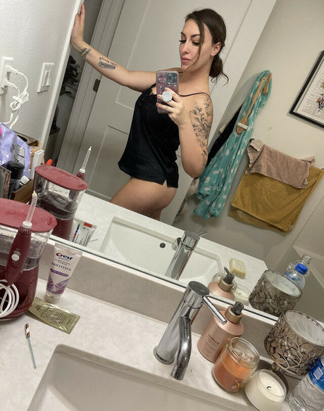Naakte gelekte OnlyFans-foto van Katiepurrs