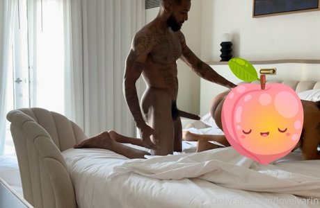 Naakte gelekte OnlyFans-foto van Lovelyarin