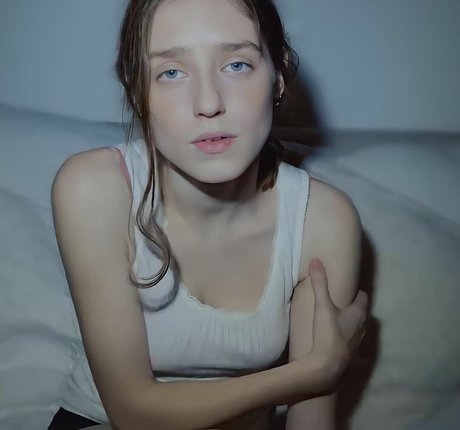 Naakte gelekte OnlyFans-foto van Jasmine Van Den Bogaerde