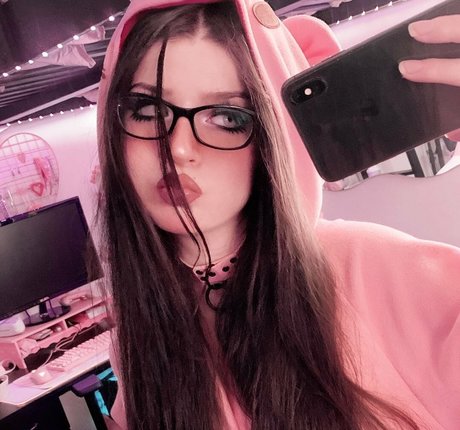 Naakte gelekte OnlyFans-foto van Shinuki