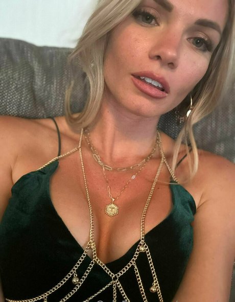 Naakte gelekte OnlyFans-foto van Ezrapaige