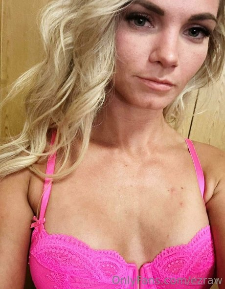 Naakte gelekte OnlyFans-foto van Ezrapaige