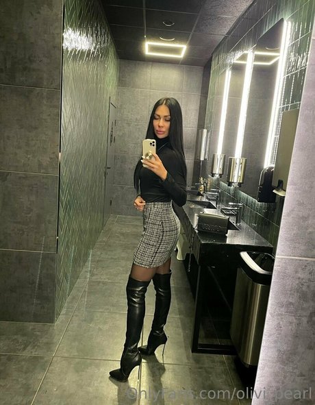 Naakte gelekte OnlyFans-foto van Olivipearl