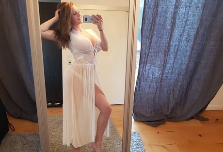 Naakte gelekte OnlyFans-foto van Jojo Kiss