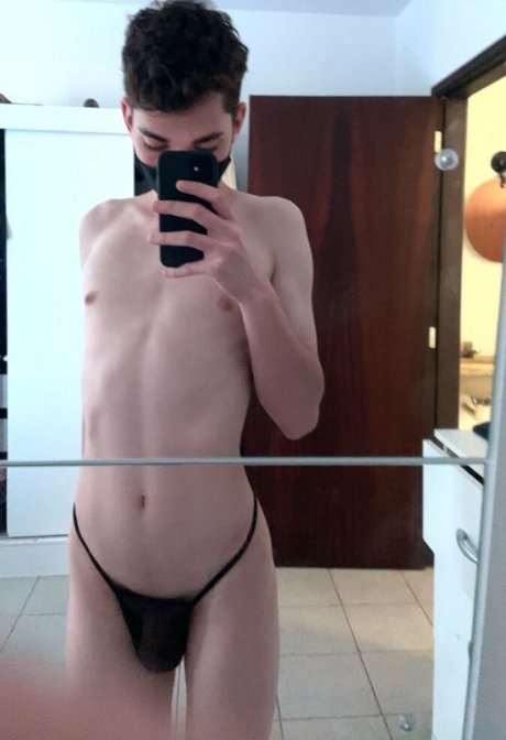 Naakte gelekte OnlyFans-foto van Femboyzx 