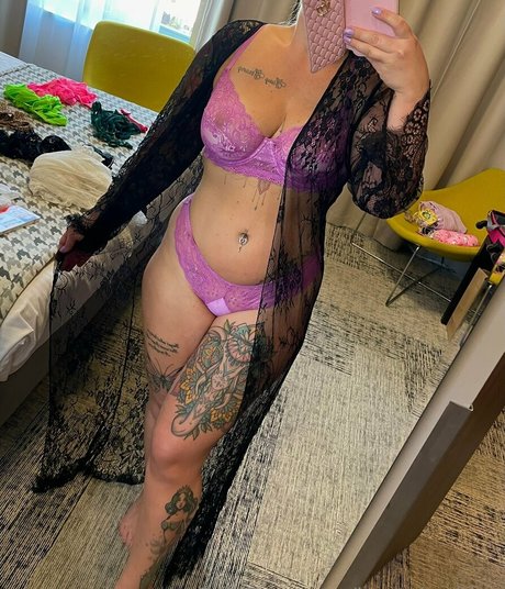 Naakte gelekte OnlyFans-foto van Bootybarbiee