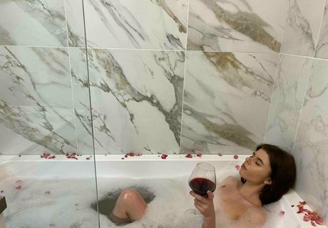 Naakte gelekte OnlyFans-foto van Vlaeria