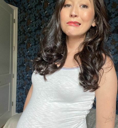 Naakte gelekte OnlyFans-foto van Mina Kimes