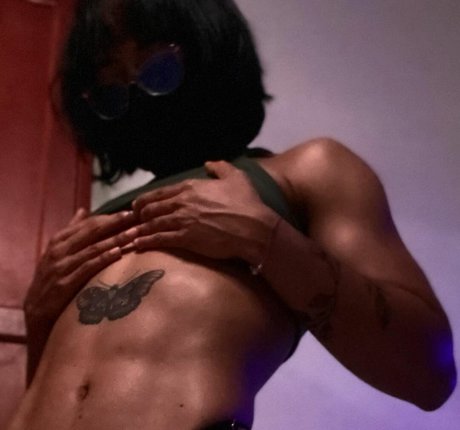 Naakte gelekte OnlyFans-foto van Buffmariam