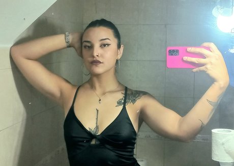 Naakte gelekte OnlyFans-foto van Rosecamxxx