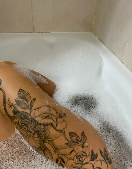 Naakte gelekte OnlyFans-foto van Lolaylen