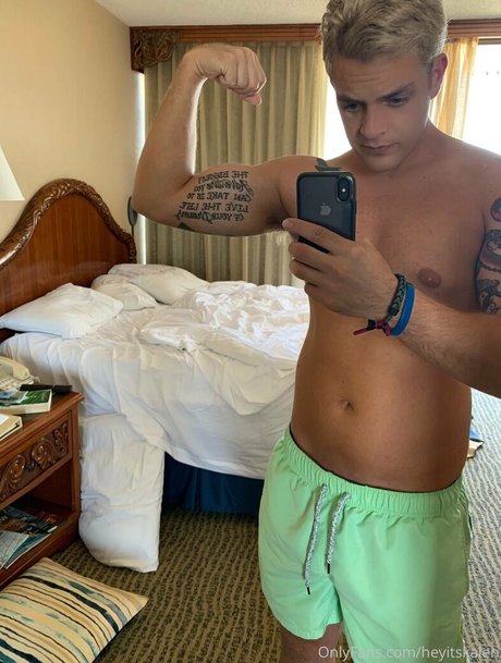 Naakte gelekte OnlyFans-foto van Heyitskalen