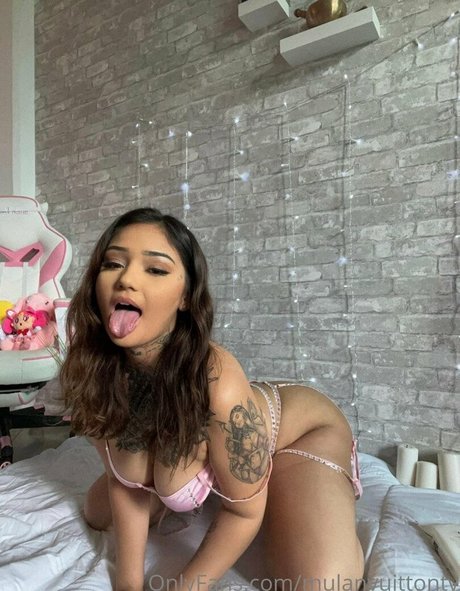 Naakte gelekte OnlyFans-foto van Mulanvuittontv