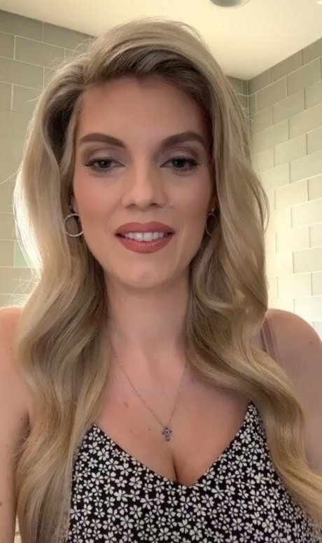 Naakte gelekte OnlyFans-foto van Liz Wheeler