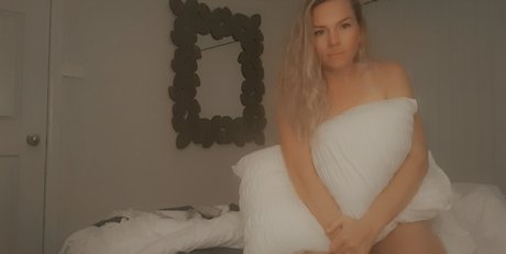 Naakte gelekte OnlyFans-foto van Ittiebittietitties