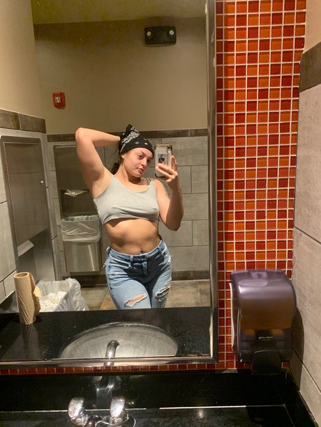 Naakte gelekte OnlyFans-foto van La Demoiselle