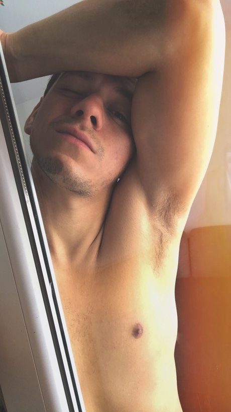 Naakte gelekte OnlyFans-foto van Dann