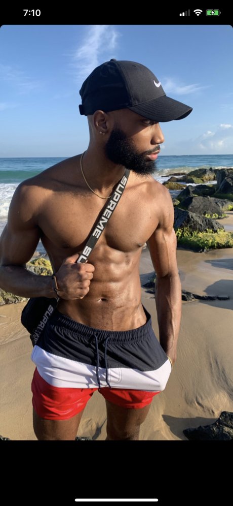 Naakte gelekte OnlyFans-foto van Davis