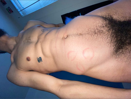 Naakte gelekte OnlyFans-foto van Troy Tate