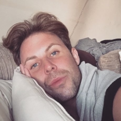Naakte gelekte OnlyFans-foto van George Scott