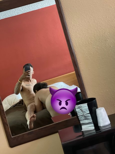 Naakte gelekte OnlyFans-foto van Marriedtwins