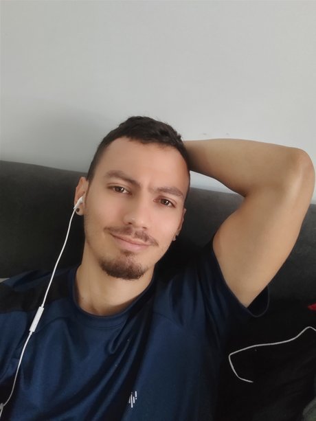 Naakte gelekte OnlyFans-foto van Andres Chaves