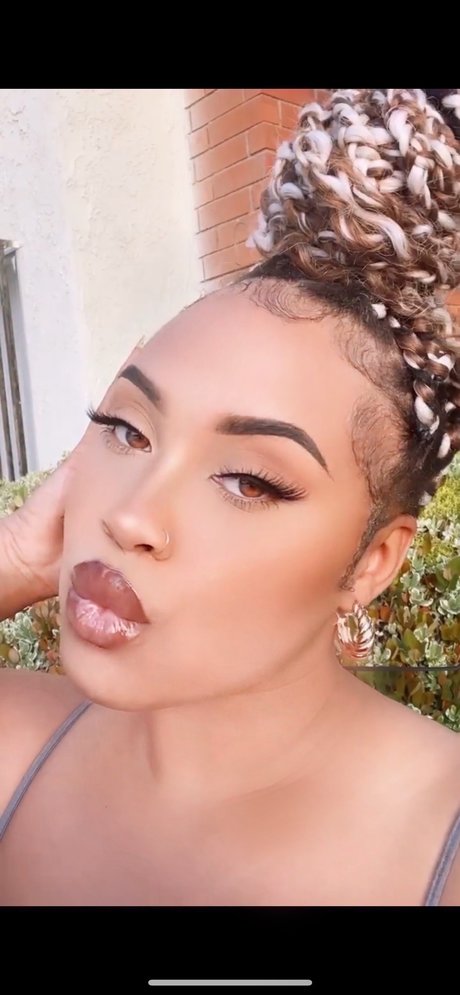Naakte gelekte OnlyFans-foto van Mont Nicole