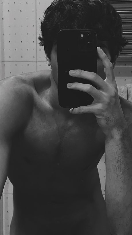 Naakte gelekte OnlyFans-foto van Lore