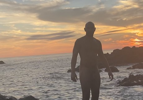 Naakte gelekte OnlyFans-foto van Victor