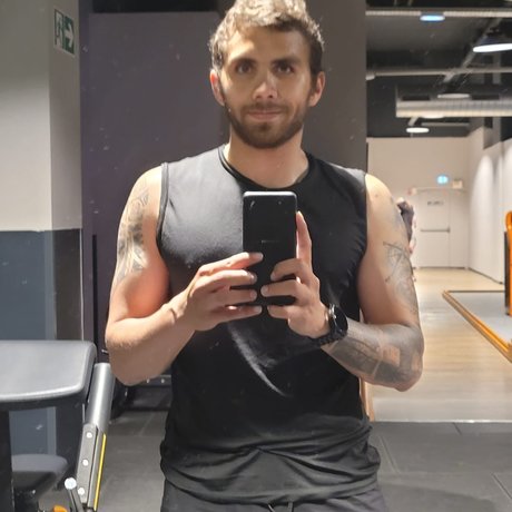 Naakte gelekte OnlyFans-foto van Xlpetitours