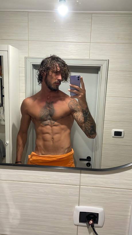Naakte gelekte OnlyFans-foto van Denny 