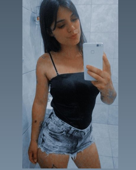 Naakte gelekte OnlyFans-foto van Yamila