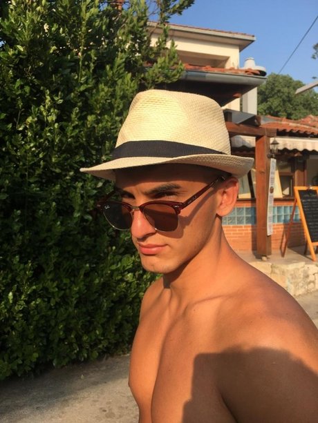Naakte gelekte OnlyFans-foto van Milos Glisic