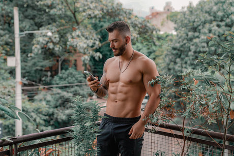 Naakte gelekte OnlyFans-foto van Oliver Colt Curso