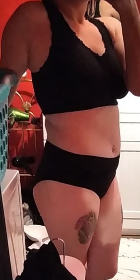 Naakte gelekte OnlyFans-foto van Sassy Baby