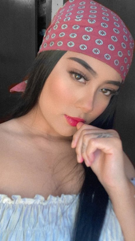 Naakte gelekte OnlyFans-foto van Izanami Danae