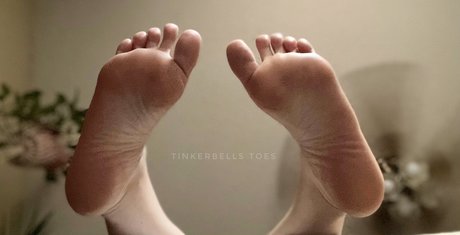 Naakte gelekte OnlyFans-foto van Tinker Bell